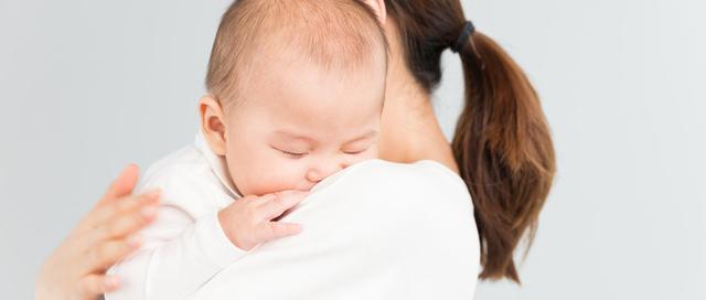 为什么好多小孩子喜欢睡觉时拿着小枕头、毛衣等东西？
