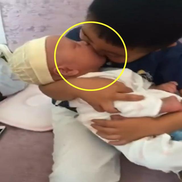 弟弟着急喝奶大哭，哥哥急中生智轻松解决，网友：要把人笑喷了