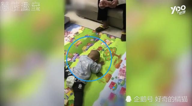 宝宝在爸爸的指点下给爷爷拜年，接下来宝宝的举动，全家都萌倒了
