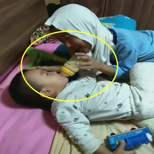 为让弟弟好好喝奶，哥哥扮成奶奶的样子，网友称太魔性