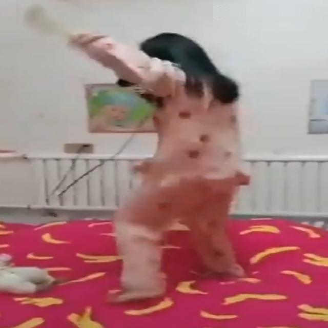 爸爸下班听到卧室有声音,推开门一看,想要给宝宝换个妈