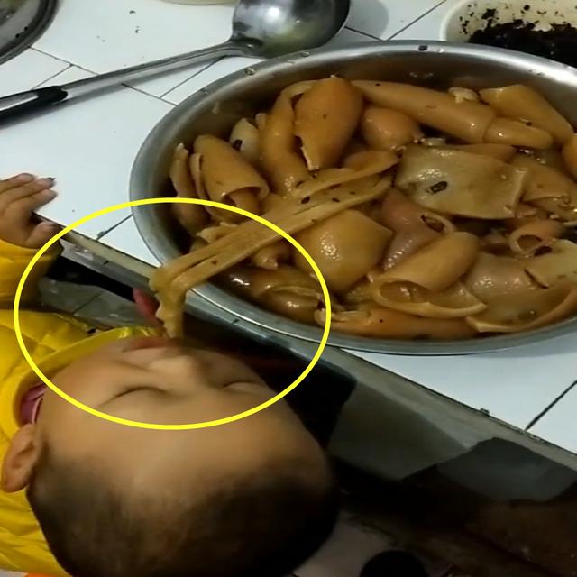 妈妈回房间孩子不见了，到厨房一看，这情景让她忍不住笑