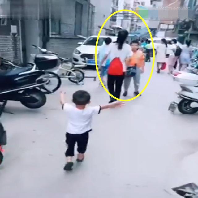 宝宝接舅舅和小姨放学，宝宝接下来的举动，让小姨忍不住要吃醋了