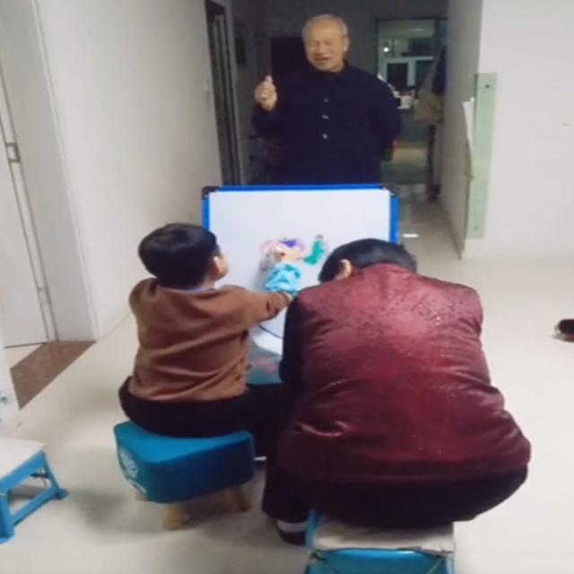 爷爷充当模特站了半天，没想到孙子画成这样，一旁的奶奶笑弯了腰
