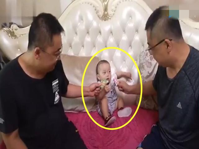 宝宝看见双胞胎叔叔给零食，一脸蒙圈样，网友：眼神里都是戏