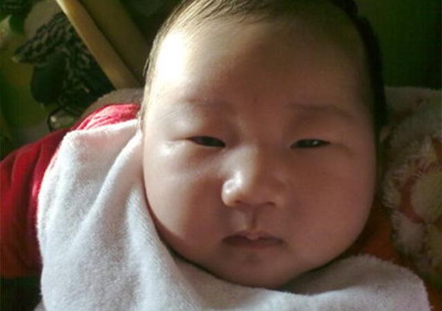 “孕期吃葡萄都上火了，怎么宝宝眼睛还是那么小？”网友：你真逗