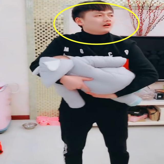 爸爸哄娃半个小时以为睡着了,妈妈走近一看,忍不住笑出声来