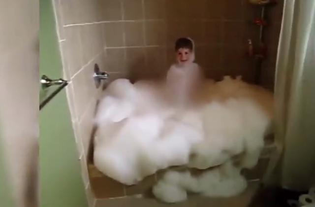 叫宝宝半天没有反应，在浴室找到，打开门这场面宝妈一下不能接受