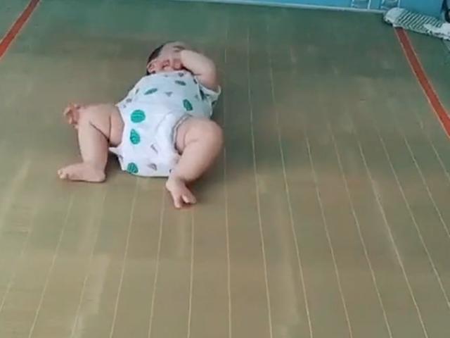 宝宝的“新式爬法”，造型和速度都堪称一流，真是爬行界的高手