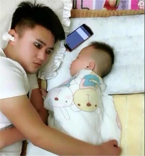 格格：爸爸哄宝贝睡觉，开始以为爸爸是醒着的，走近后你猜如何？