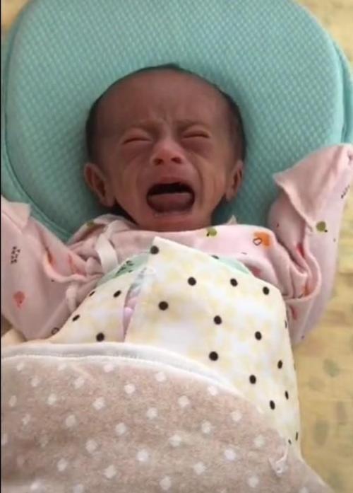 宝宝刚出生时像个外星人，宝妈坚持抚养，一年后：还好当时没丢