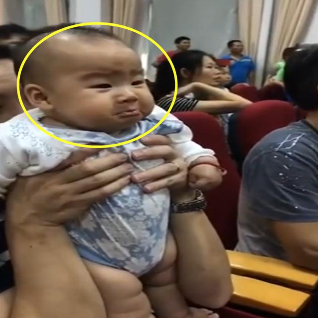妹妹好久没见哥哥，看到哥哥的表演后是这种表情，要把妈妈笑喷了