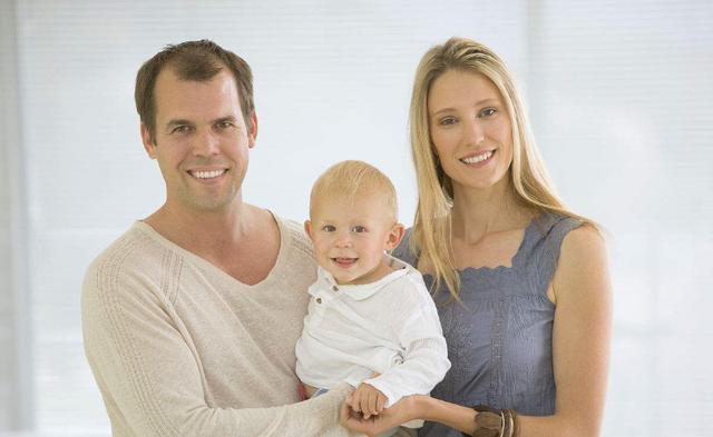 爱我你就抱抱我！父母应清楚，孩子要的不是抱而是拥抱给的安全感