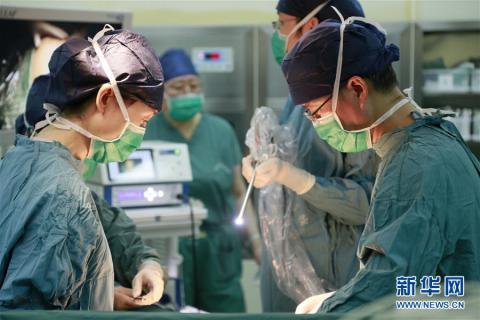 中国首个移植子宫内孕育宝宝在西京医院出生