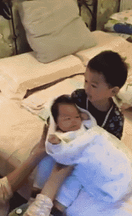 生了二胎，大宝总是欺负二宝！如何让两宝相亲相爱？