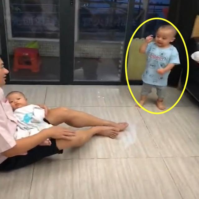 哥哥看见姥爷抱弟弟,生气的做出这些举动,网友:真让人哭笑不得