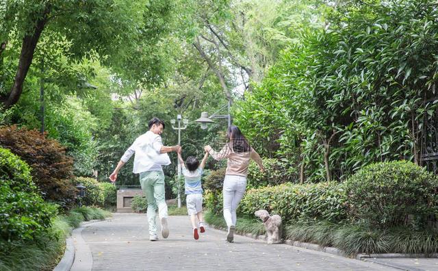 爱我你就抱抱我！父母应清楚，孩子要的不是抱而是拥抱给的安全感