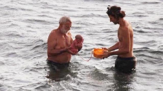 孕妇突然羊水破裂，老公带去海里分娩，生完孩子后，孕妇淡定上岸