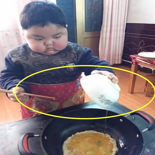 胖宝宝自己动手做饭,全程动作娴熟,网友:大人都自叹不如