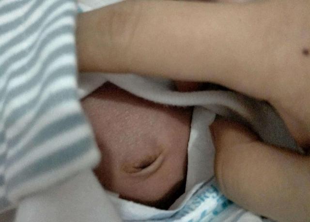 还没过百天的宝宝，身上这3个部位要保护好，别总是去触碰