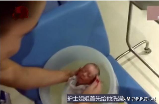 护士给新生儿洗澡，小宝宝还以为在妈妈的羊水中？也太搞笑了吧！