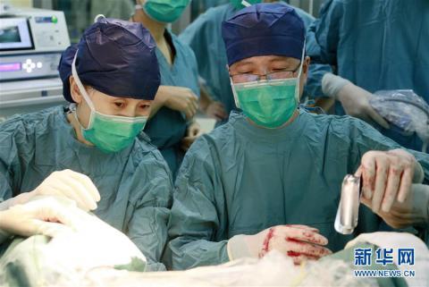 中国首个移植子宫内孕育宝宝在西京医院出生