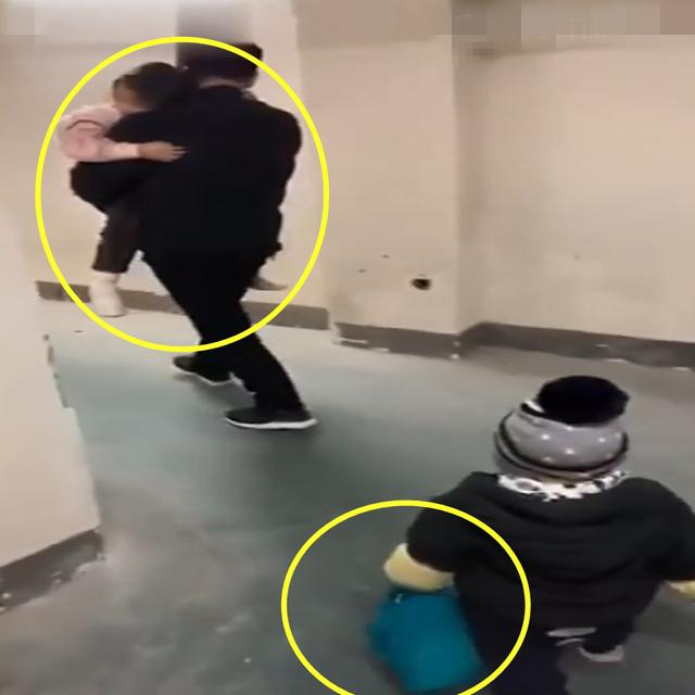 爸爸全程抱着大女儿，小儿子拎着袋子跟在后面，差别待遇有点大