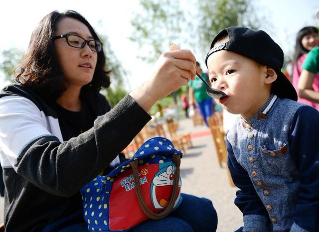 孩子体重不增长不高，原因是吃得太饱？这些现象家长要注意了