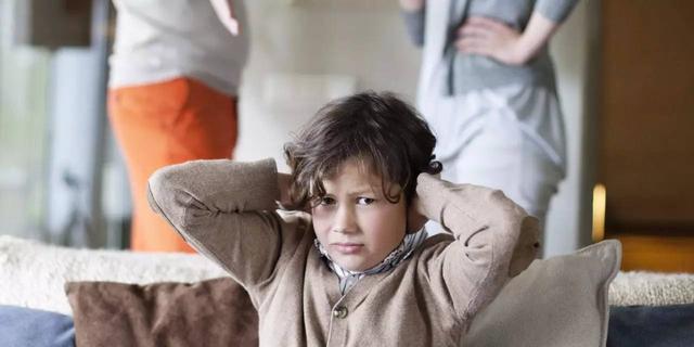 5岁女儿患上抽动症，医生说与父母的这一行为有关，怎么回事呢