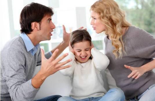 5岁女儿患上抽动症，医生说与父母的这一行为有关，怎么回事呢