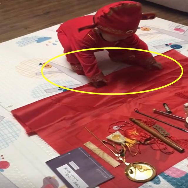 一周岁宝宝抓周，从未见过这种选择，网友：这是真不按套路出牌