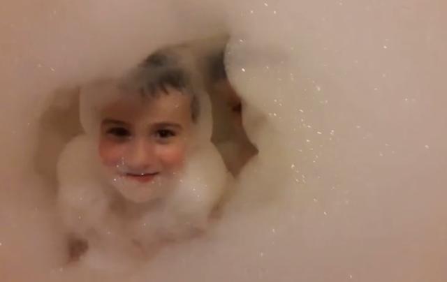 叫宝宝半天没有反应，在浴室找到，打开门这场面宝妈一下不能接受