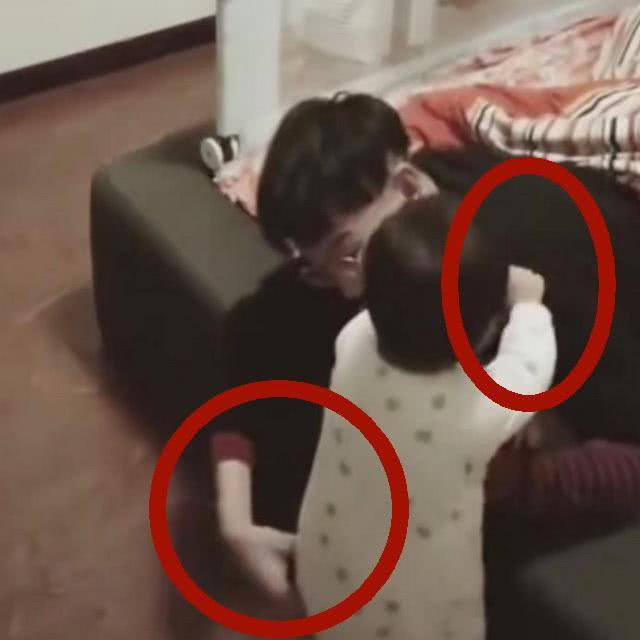 哥哥跟小15岁妹妹吵架,妹妹的动作把他萌化,网友:想生二胎