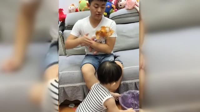 小情人看见爸爸抱着玩具不抱自己，接下来生气的样子太可爱了