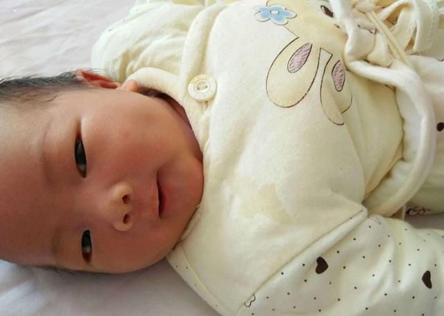 还没过百天的宝宝，身上这3个部位要保护好，别总是去触碰