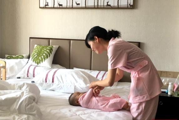 90后女大学生改行学母婴护理，赢得了极好的口碑