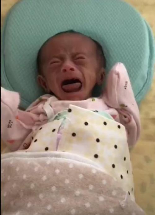 宝宝刚出生时像个外星人，宝妈坚持抚养，一年后：还好当时没丢