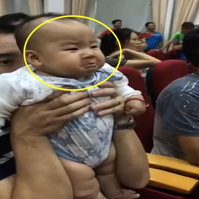 妹妹好久没见哥哥，看到哥哥的表演后是这种表情，要把妈妈笑喷了
