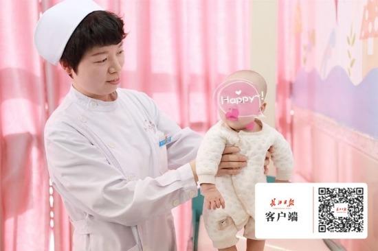 医院迎来特殊“小客人”，宝妈带“早产宝宝”看恩人
