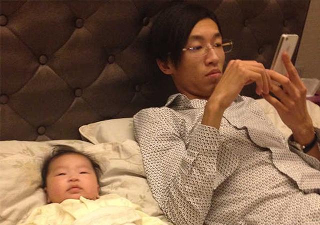 爸爸下班回家，先抱孩子还是先抱妈妈？宝妈：先抱手机！