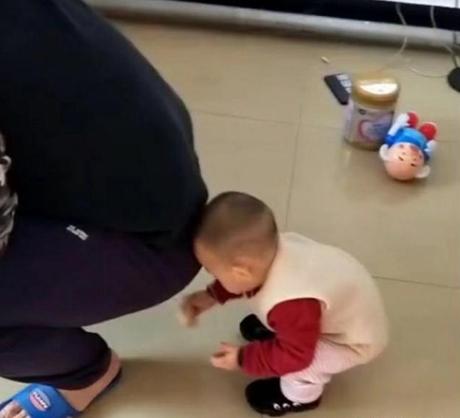 爷俩蹲在厨房吃东西，网友：小家伙，你抵着爸爸的屁股吃更香吗