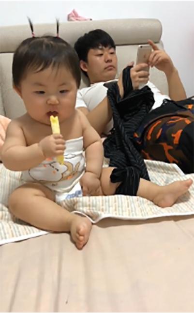 女儿每晚睡觉前，都要缠着爸爸，妈妈进门看到这幅画面，笑岔了气