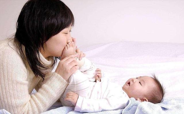 育儿说：大人懂得陪新生儿玩，其实是最温情的“早教”！