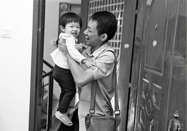 爸爸下班回家，先抱孩子还是先抱妈妈？宝妈：先抱手机！