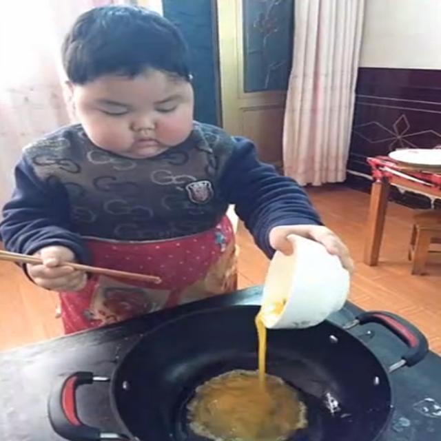 胖宝宝自己动手做饭,全程动作娴熟,网友:大人都自叹不如