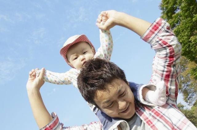 格格：爸爸哄宝贝睡觉，开始以为爸爸是醒着的，走近后你猜如何？