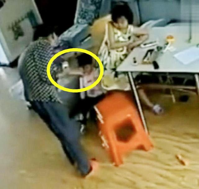 监控实拍奶奶带娃,不听话就这样对待,妈妈看了,心疼得直流泪
