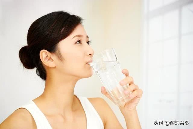 孕期喝水有讲究，这4种方式孕妇要避免，伤己又伤胎