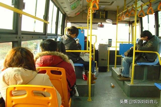 怀孕8个月孕妇，被老大爷要求让座，孕妇起身后全车都安静了！
