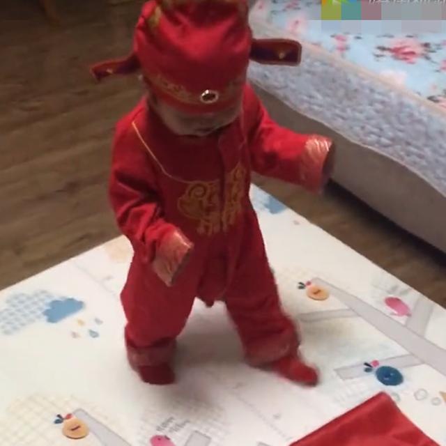 一周岁宝宝抓周，从未见过这种选择，网友：这是真不按套路出牌